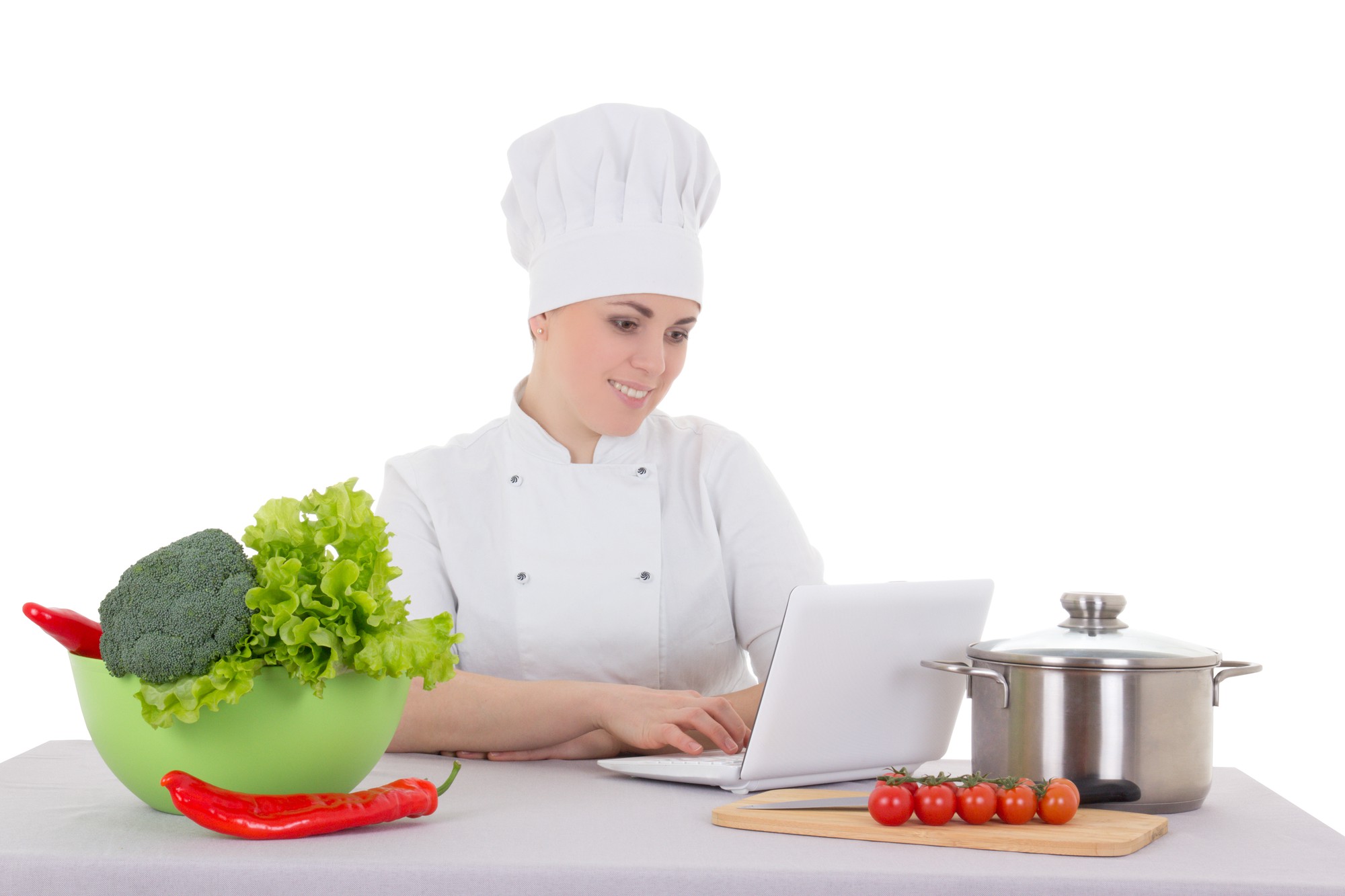 Canlı online ders sırasında yemek hazırlayan eğitmen